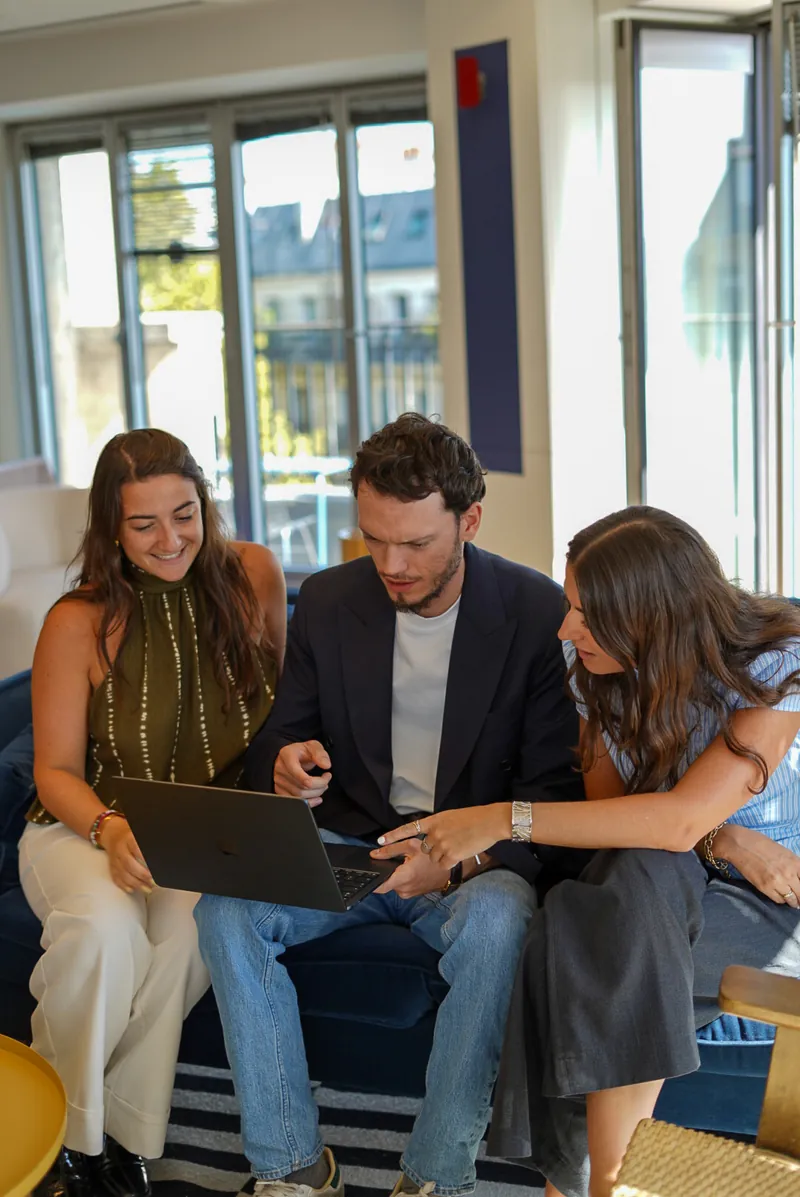 Three Licter consultants reading an analysis together on a laptop